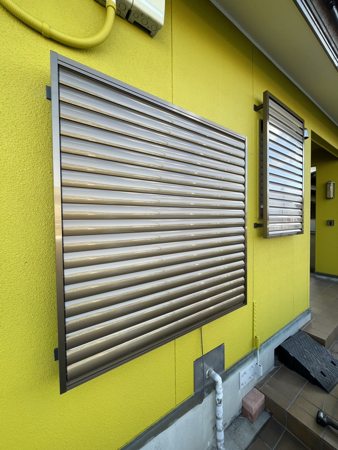 中央アルミ住器の【桑名市】窓まわりを整えるリフォーム。LIXIL「目隠し可動ルーバー」設置工事の施工後の写真1