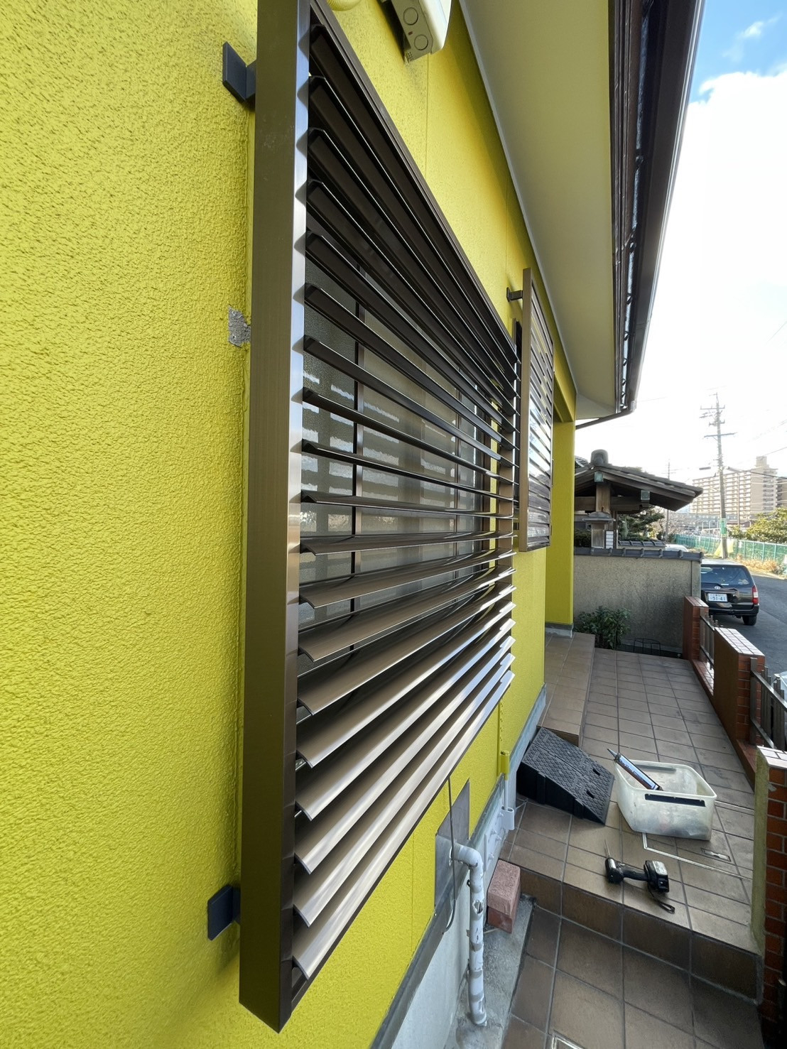 中央アルミ住器の【桑名市】窓まわりを整えるリフォーム。LIXIL「目隠し可動ルーバー」設置工事の施工後の写真2