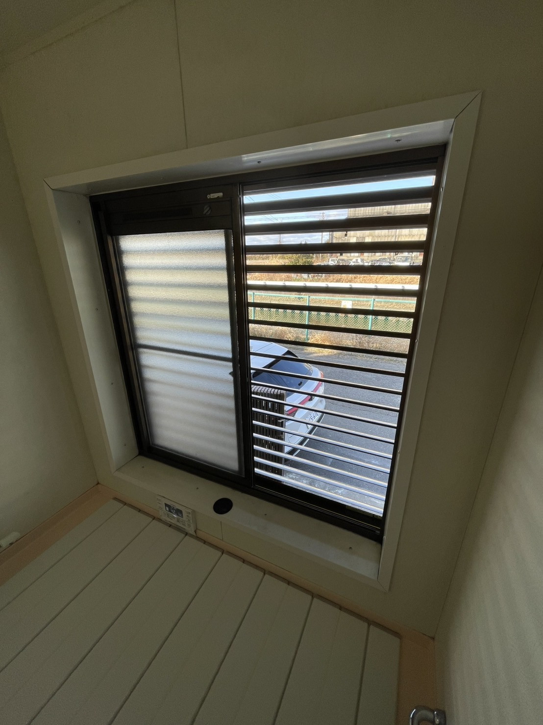 中央アルミ住器の【桑名市】窓まわりを整えるリフォーム。LIXIL「目隠し可動ルーバー」設置工事の施工後の写真3