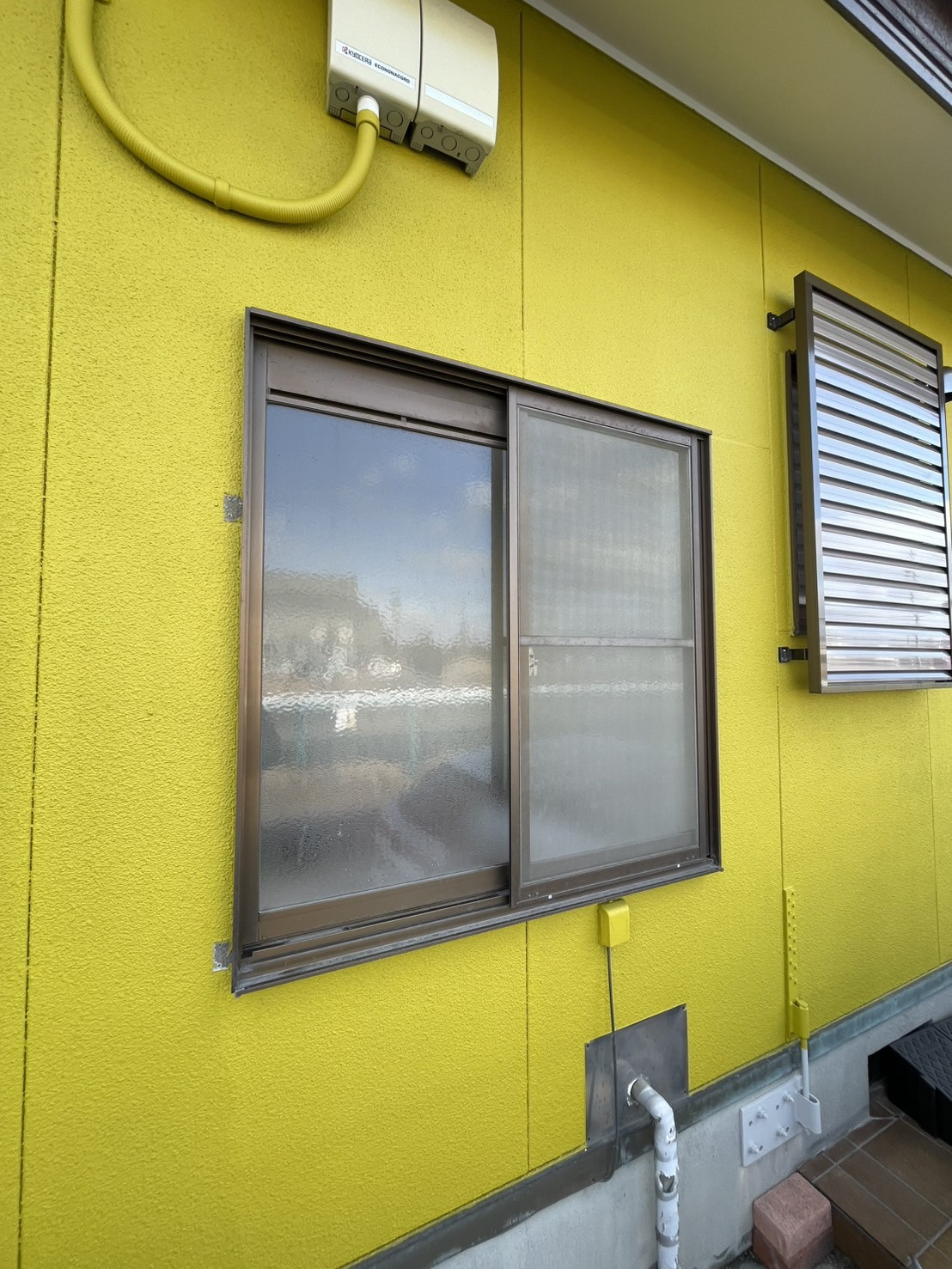 中央アルミ住器の【桑名市】窓まわりを整えるリフォーム。LIXIL「目隠し可動ルーバー」設置工事の施工前の写真1