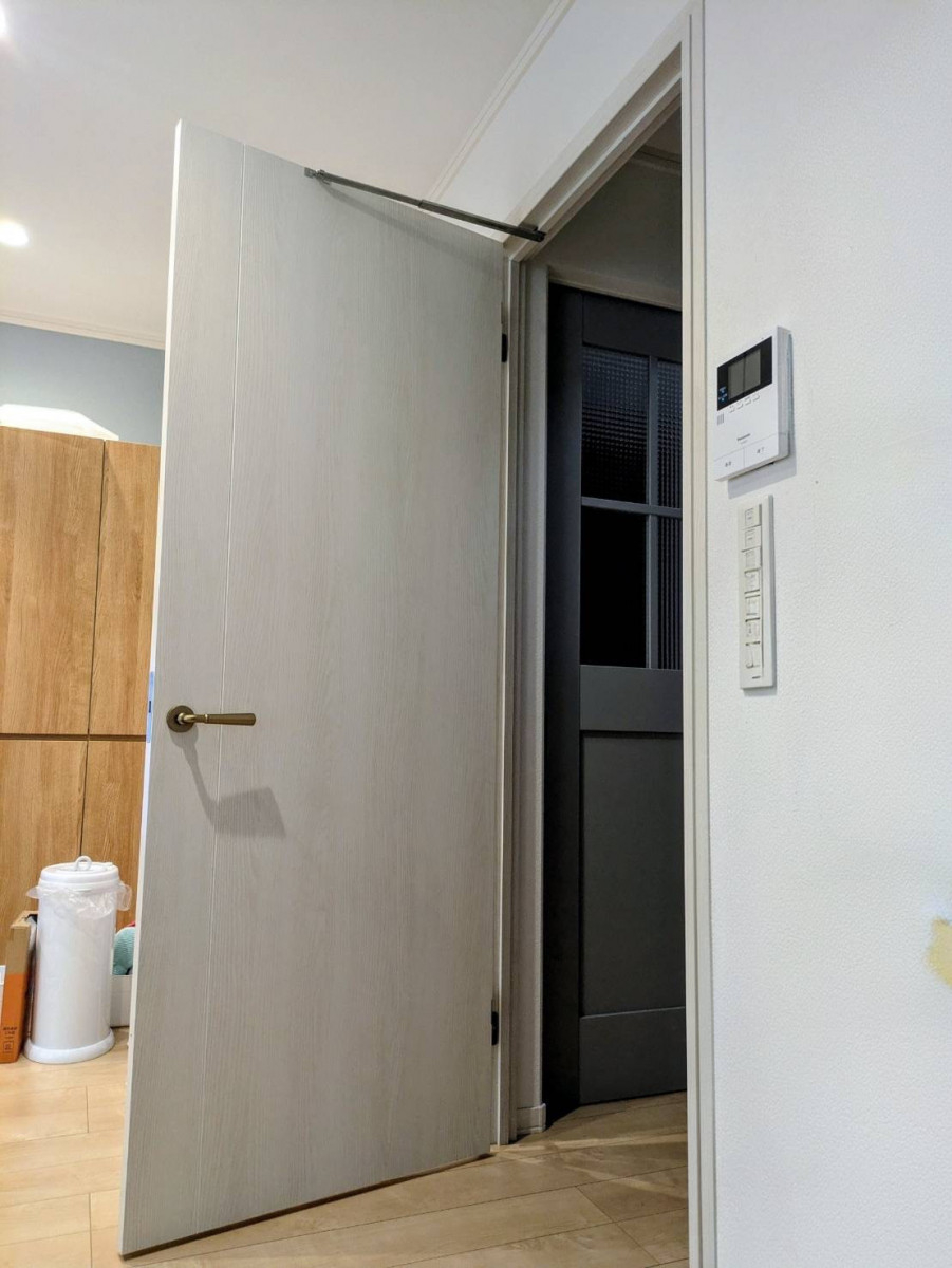 中央アルミ住器の【三重郡】リビングの寒さ対策！オープン階段にLIXIL「ラシッサS」ドアを新設の施工後の写真2