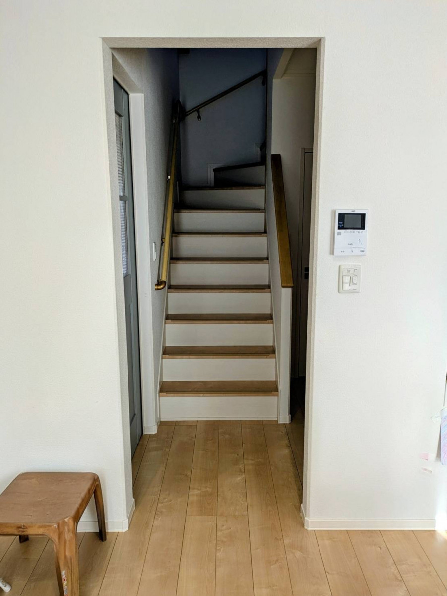 中央アルミ住器の【三重郡】リビングの寒さ対策！オープン階段にLIXIL「ラシッサS」ドアを新設の施工前の写真1