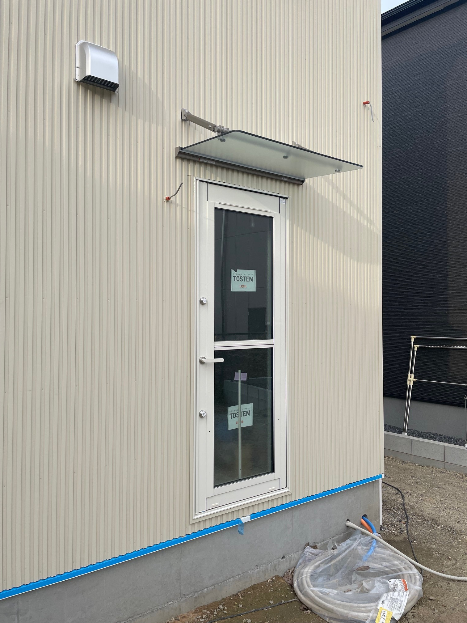 中央アルミ住器の【三重郡菰野町】新築勝手口にモダンな彩りを。LIXIL「クリアルーフ」設置工事の施工後の写真1