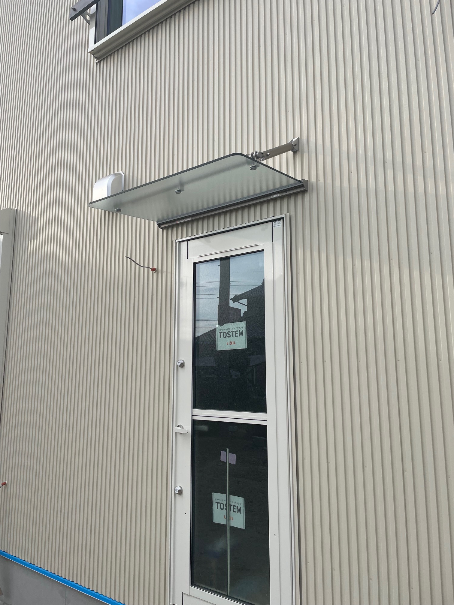 中央アルミ住器の【三重郡菰野町】新築勝手口にモダンな彩りを。LIXIL「クリアルーフ」設置工事の施工後の写真2