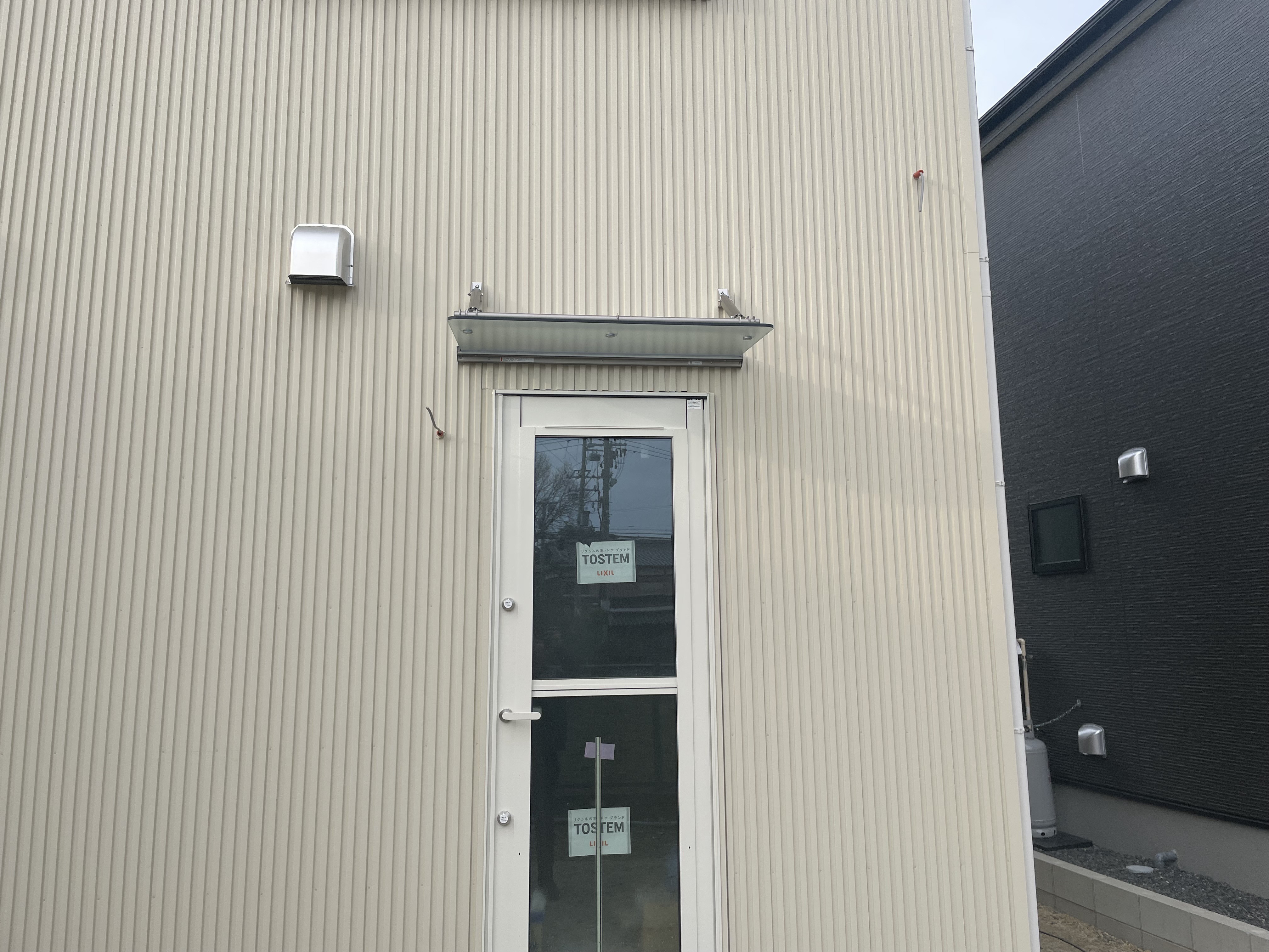 中央アルミ住器の【三重郡菰野町】新築勝手口にモダンな彩りを。LIXIL「クリアルーフ」設置工事の施工後の写真3