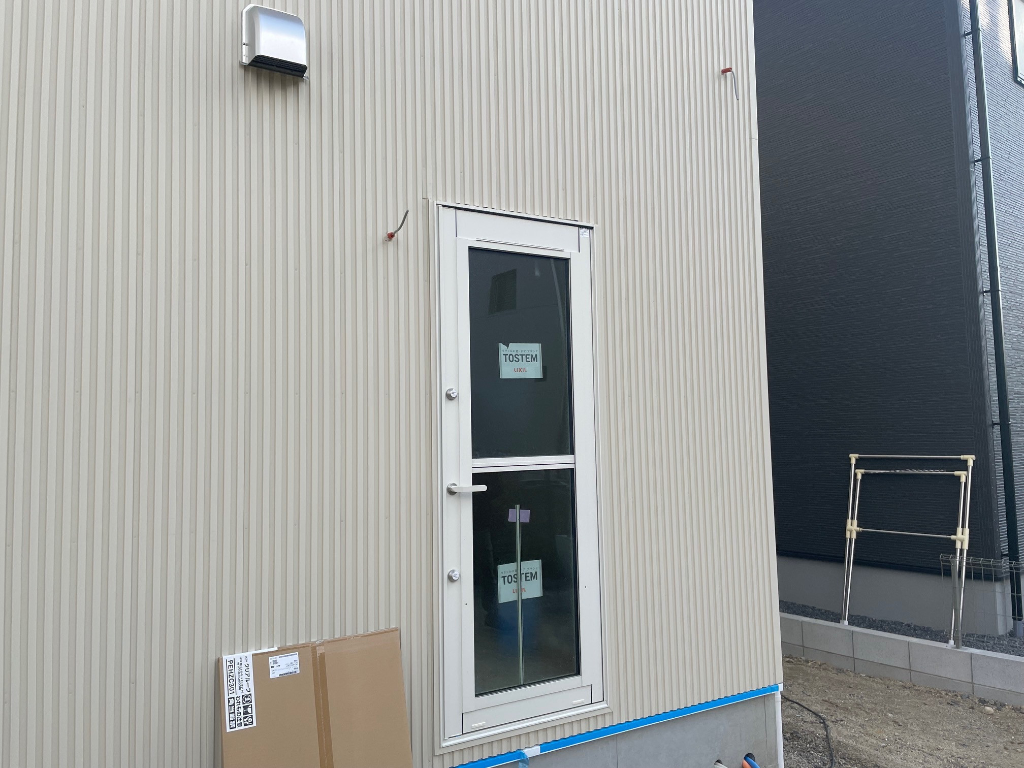 中央アルミ住器の【三重郡菰野町】新築勝手口にモダンな彩りを。LIXIL「クリアルーフ」設置工事の施工前の写真1