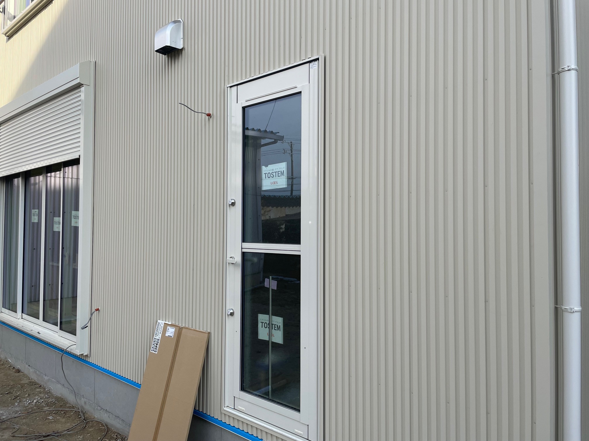 中央アルミ住器の【三重郡菰野町】新築勝手口にモダンな彩りを。LIXIL「クリアルーフ」設置工事の施工前の写真2