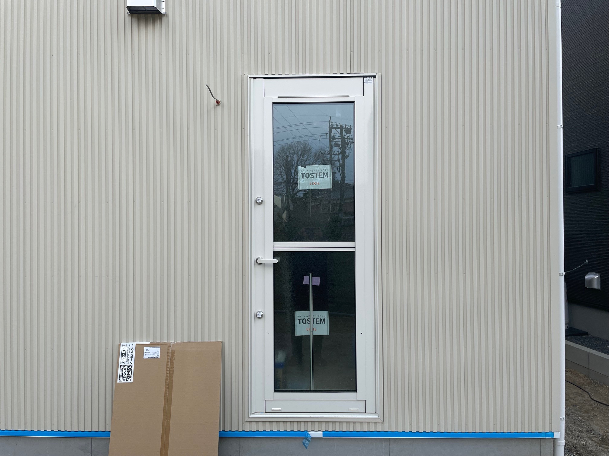 中央アルミ住器の【三重郡菰野町】新築勝手口にモダンな彩りを。LIXIL「クリアルーフ」設置工事の施工前の写真3