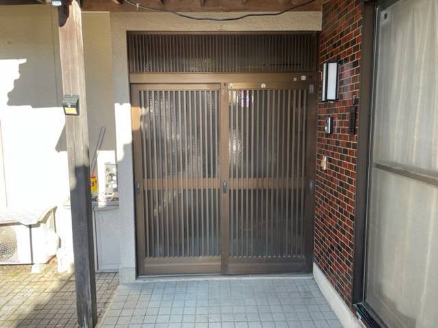 中央アルミ住器の玄関引戸の取替　（三重県東員町）の施工前の写真1