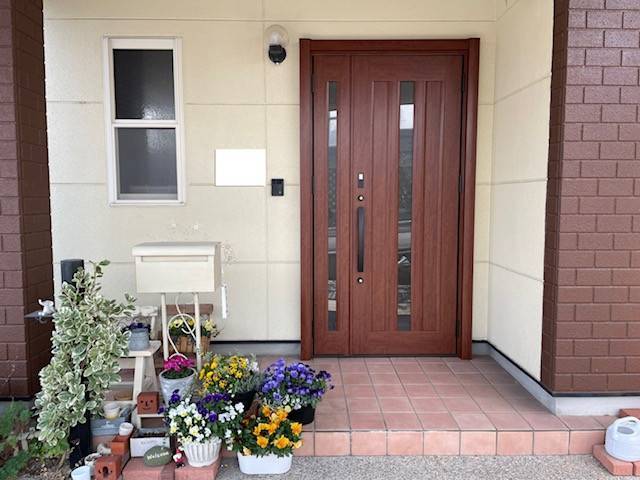 中央アルミ住器の玄関ドアを１日でぱっとリフォーム　（四日市市）の施工後の写真1