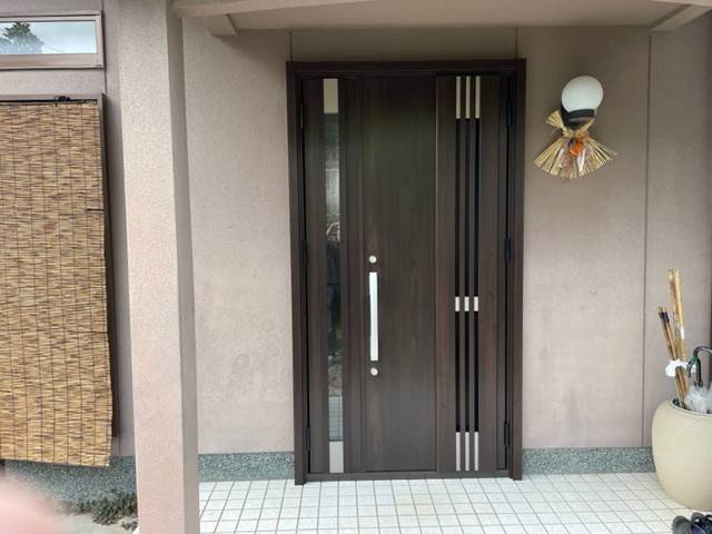中央アルミ住器の玄関ドアを１日でぱっとリフォーム　（松阪市）の施工後の写真1