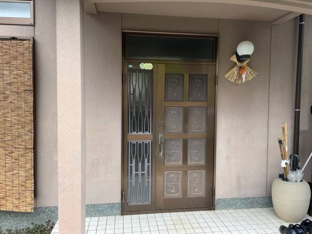 中央アルミ住器の玄関ドアを１日でぱっとリフォーム　（松阪市）の施工前の写真1