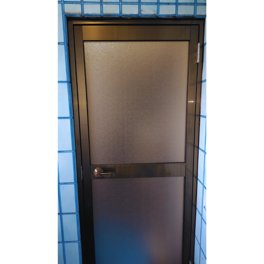 イガラシの越谷市｜浴室中折れドアから開きドアへ交換リフォーム｜スムーズ開閉で快適に！の施工後の写真1