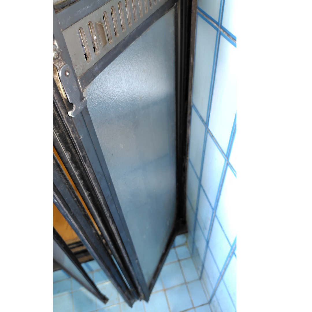 イガラシの越谷市｜浴室中折れドアから開きドアへ交換リフォーム｜スムーズ開閉で快適に！の施工前の写真1