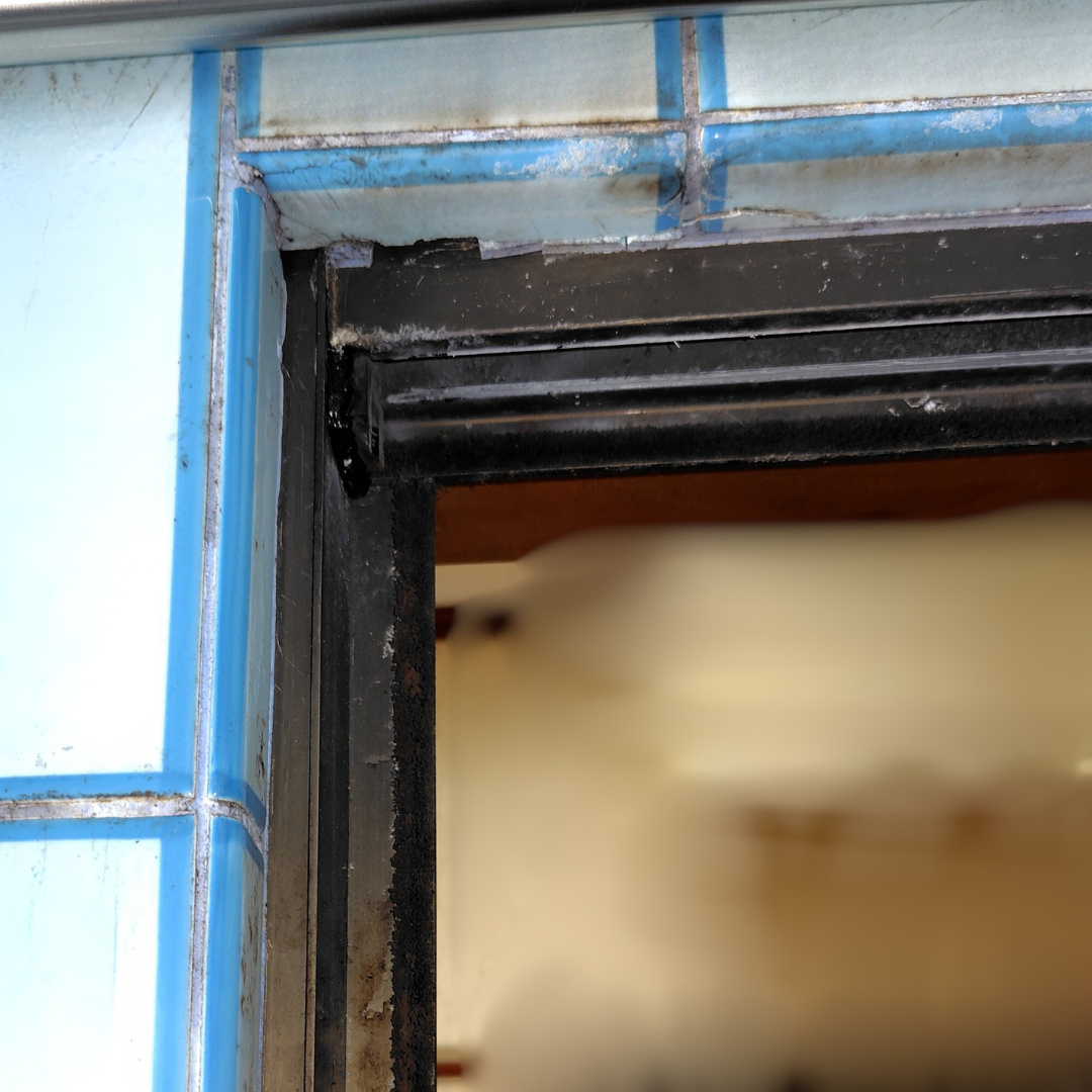 イガラシの越谷市｜浴室中折れドアから開きドアへ交換リフォーム｜スムーズ開閉で快適に！の施工前の写真2