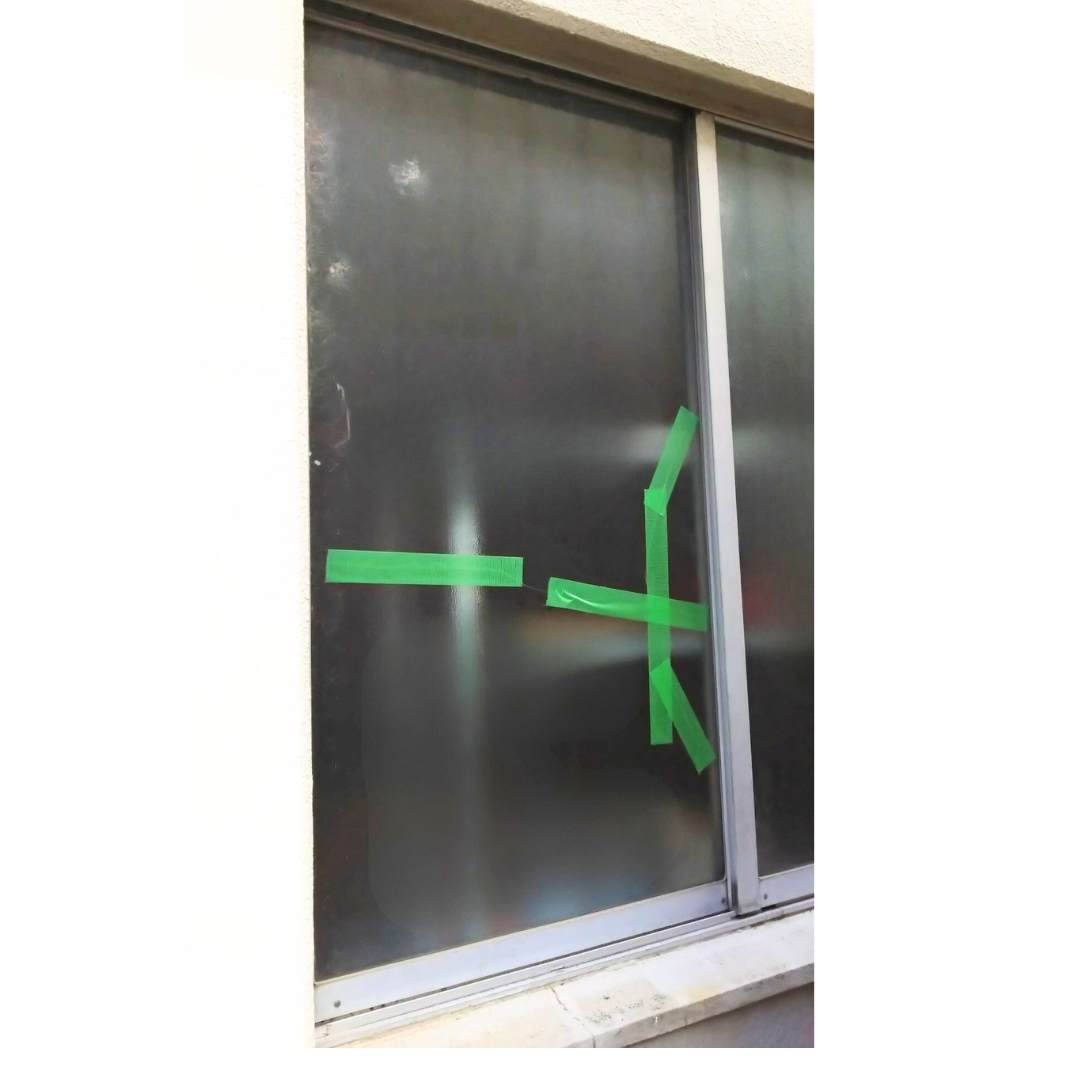 イガラシの草加市で硝子修理とドアクローザー交換を行いましたの施工前の写真1
