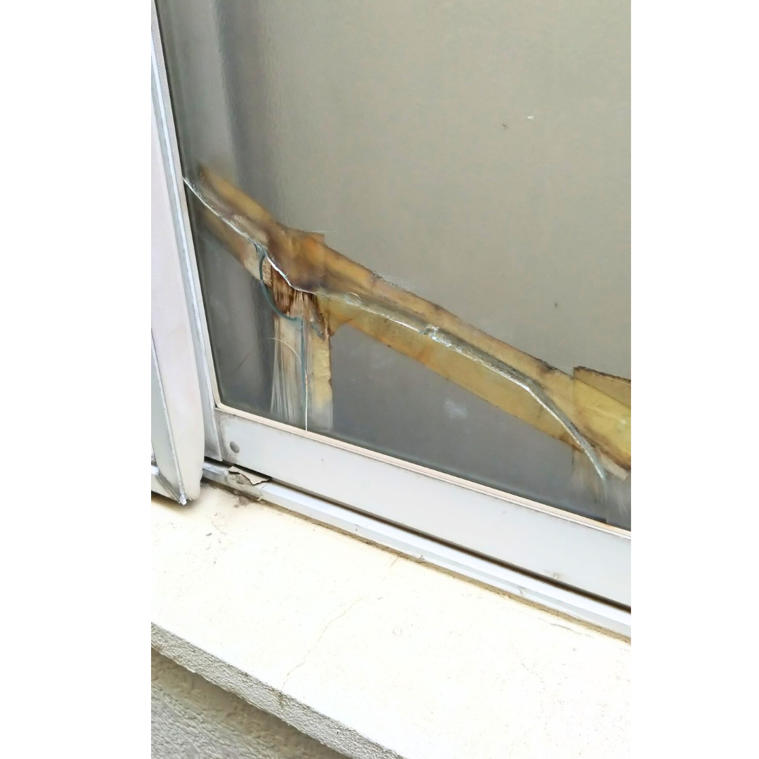 イガラシの草加市で硝子修理とドアクローザー交換を行いましたの施工前の写真2