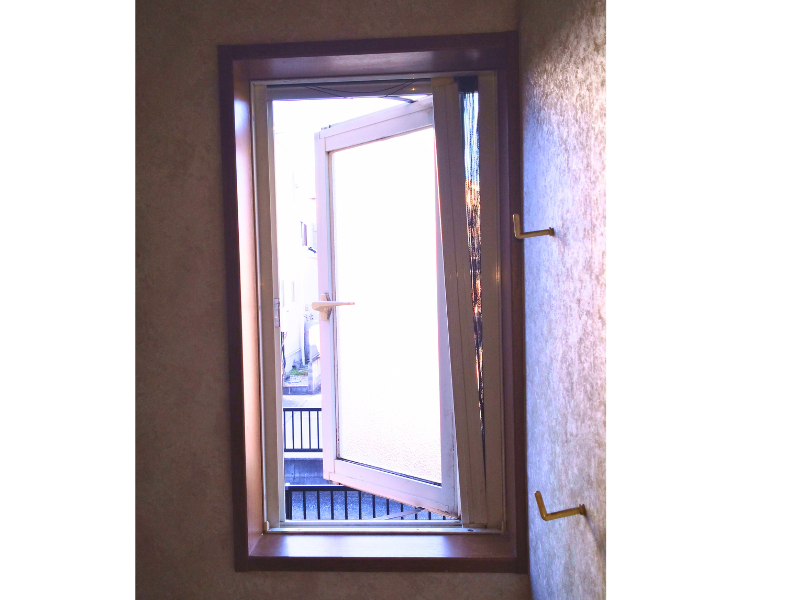 イガラシの💡【久喜市】即効断熱効果！内窓でエアコン温度設定を下げる省エネリフォームの施工前の写真2