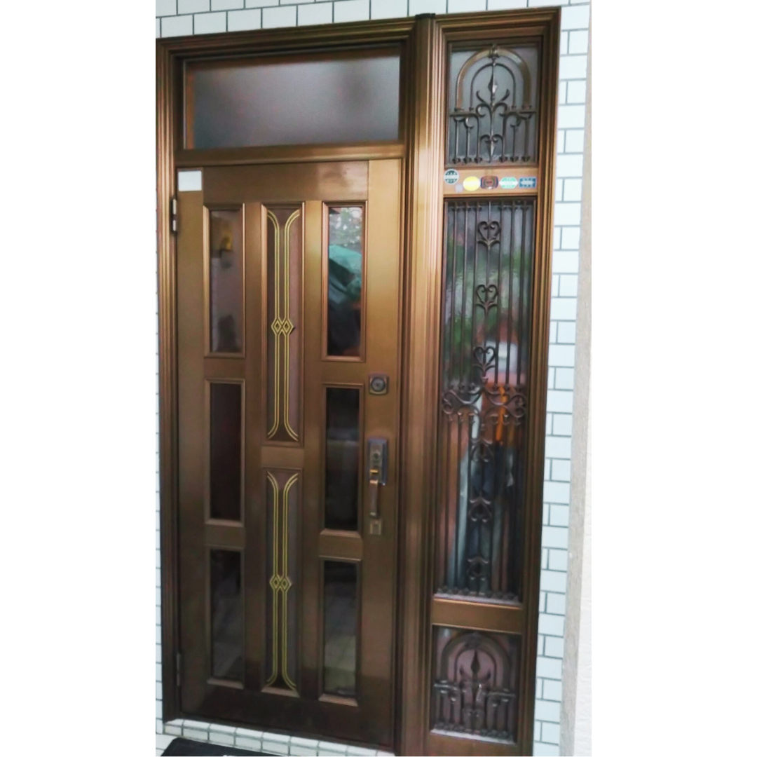 イガラシの越谷市｜サムラッチからレバーハンドルへ！玄関ドア本体交換で操作性とデザインを改善の施工前の写真1