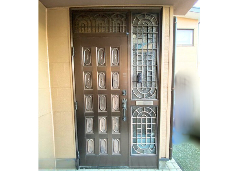 イガラシの🚪 春日部市 玄関交換 LIXIL リシェントでデザイン一新！の施工前の写真1