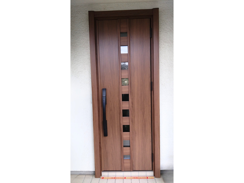 イガラシの【春日部市】玄関ドアのリフォーム！LIXILリシェントで重厚な玄関をモダンな木目調に刷新の施工後の写真1