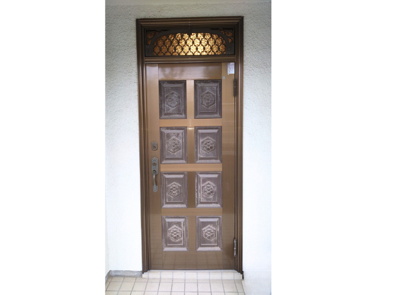 イガラシの【春日部市】玄関ドアのリフォーム！LIXILリシェントで重厚な玄関をモダンな木目調に刷新の施工前の写真1