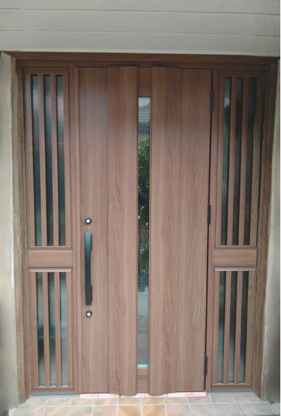 イガラシの玄関ドア交換：重厚な装飾から、洗練された木目調の装いへ┃越谷市の施工後の写真1