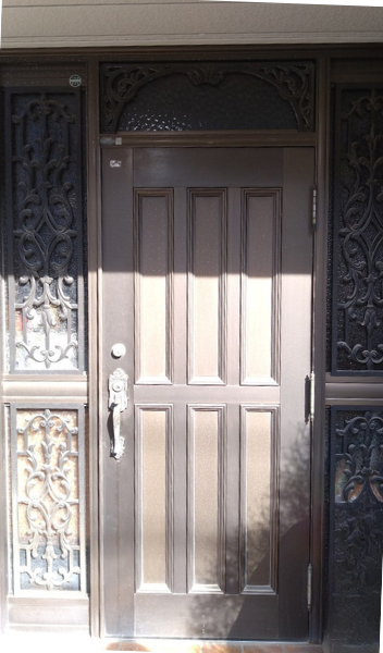 イガラシの玄関ドア交換：重厚な装飾から、洗練された木目調の装いへ┃越谷市の施工前の写真1