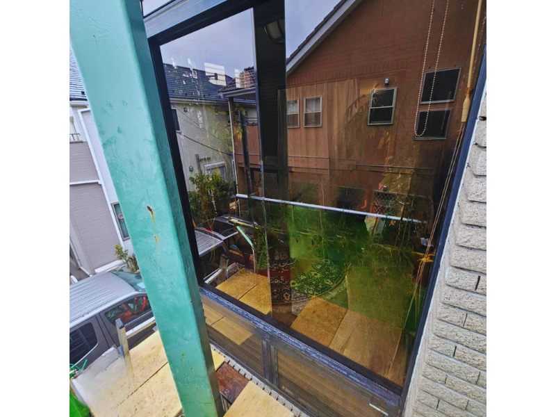 イガラシの【草加市】高所フロントガラス交換工事｜足場設置による屋外からの施工の施工後の写真1