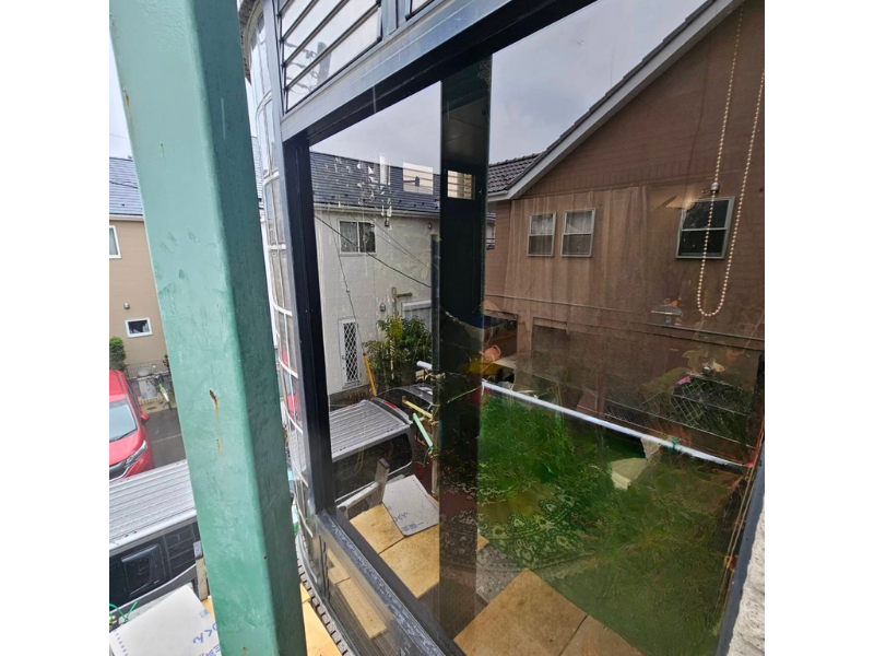 イガラシの【草加市】高所フロントガラス交換工事｜足場設置による屋外からの施工の施工後の写真2