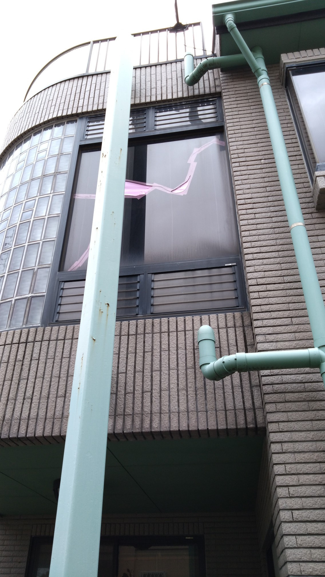 イガラシの【草加市】高所フロントガラス交換工事｜足場設置による屋外からの施工の施工前の写真1