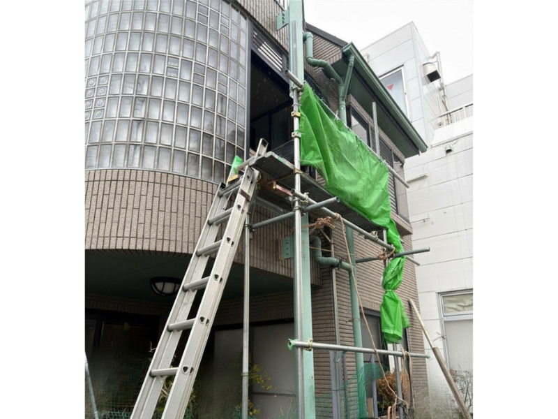 イガラシの【草加市】高所フロントガラス交換工事｜足場設置による屋外からの施工の施工前の写真2