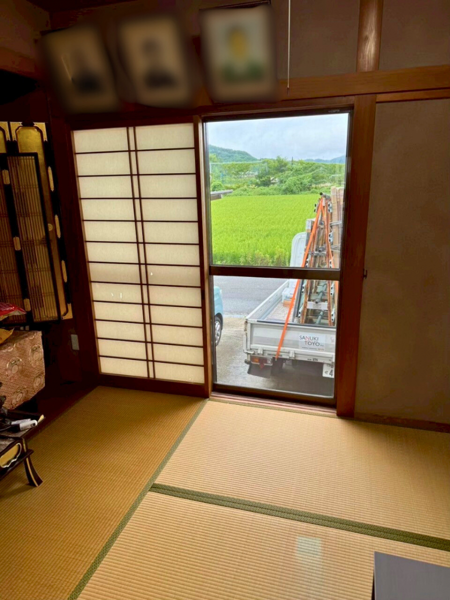 さぬきトーヨー住器の【さぬき市】内窓リフォーム|リビングと和室にインプラスを設置の施工前の写真1