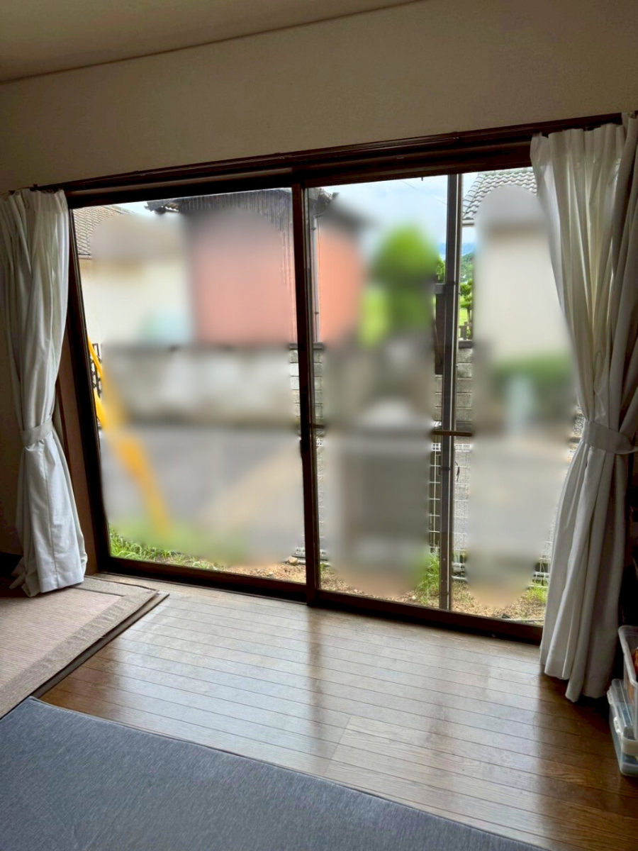 さぬきトーヨー住器の【さぬき市】内窓リフォーム|リビングと和室にインプラスを設置の施工前の写真2