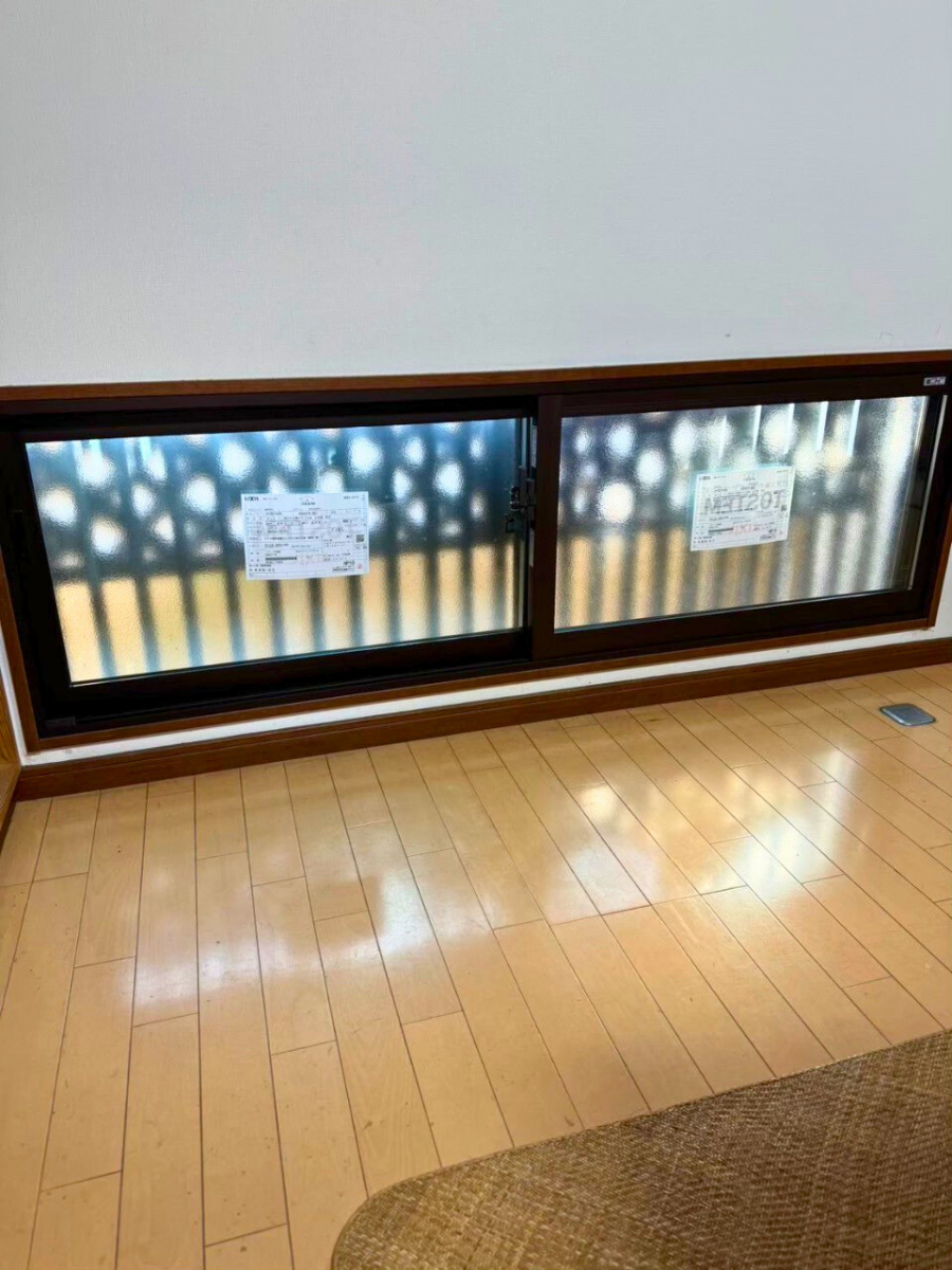 さぬきトーヨー住器の【高松市】リビング地窓にインプラスを設置｜門扉工事と合わせた快適リフォームの施工後の写真1
