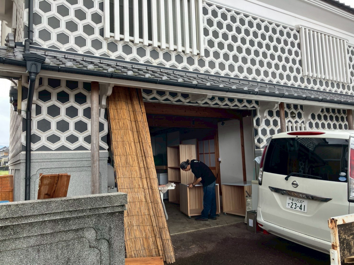 さぬきトーヨー住器の【三木町】作業場にスタイルシェード設置。簾の代わりで見た目もすっきりの施工前の写真1