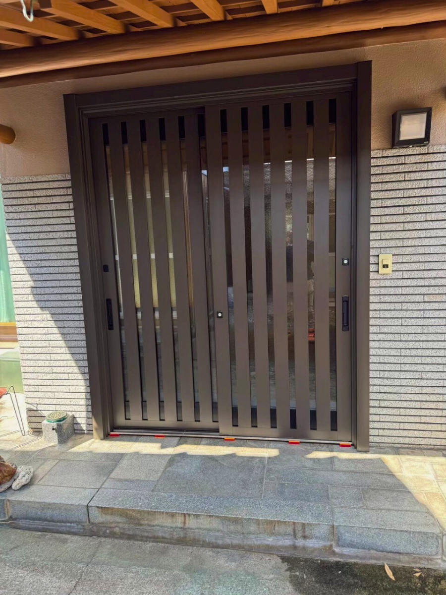 さぬきトーヨー住器の【高松市】玄関引戸リフォーム|ランマ無しリシェント引戸で快適&防犯性アップの施工後の写真1