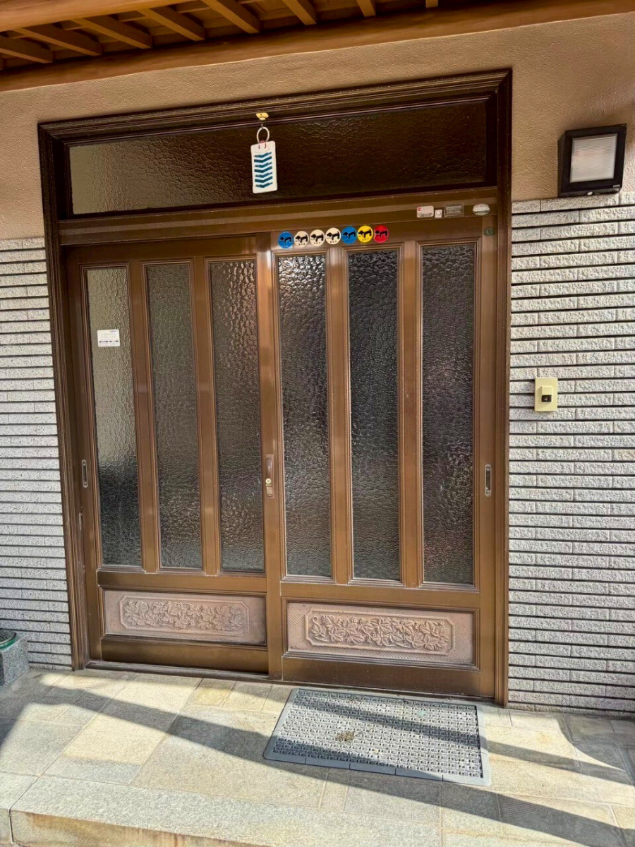 さぬきトーヨー住器の【高松市】玄関引戸リフォーム|ランマ無しリシェント引戸で快適&防犯性アップの施工前の写真1
