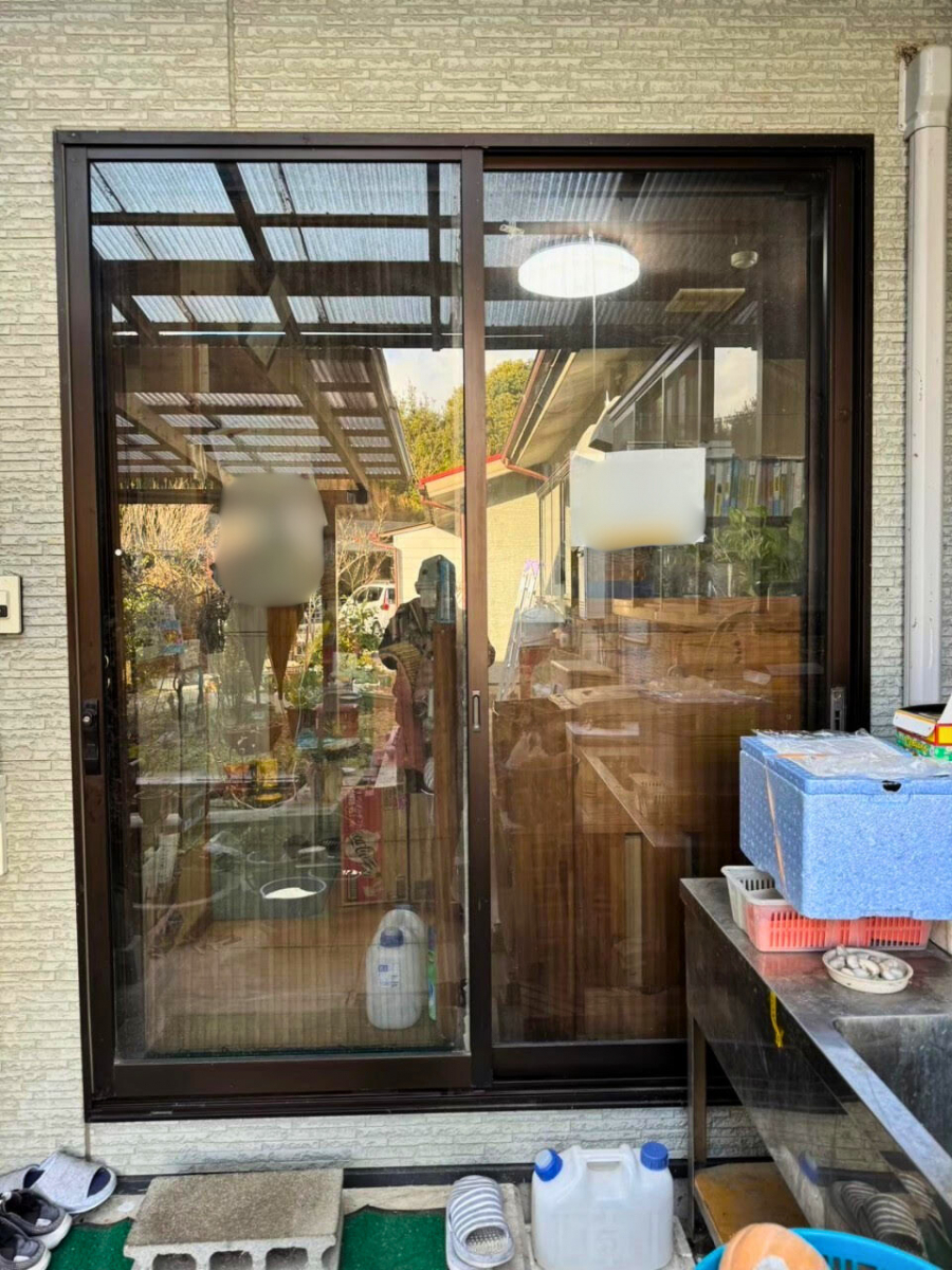 さぬきトーヨー住器の【さぬき市】リプラス窓リフォーム｜リビング１窓をブラックでモダンにの施工前の写真1