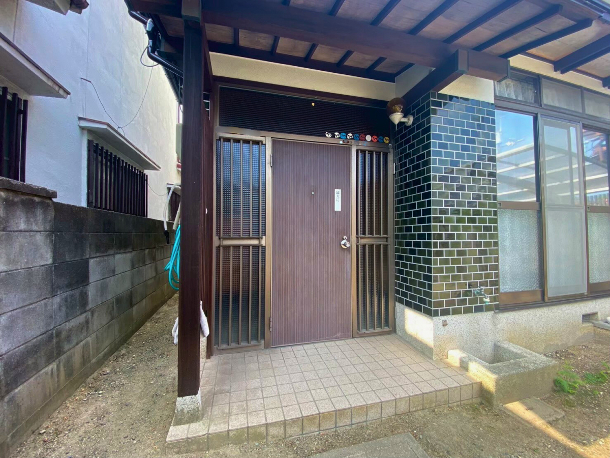 さぬきトーヨー住器の【高松市】リシェント玄関ドアM83型で明るく断熱リフォームの施工前の写真1