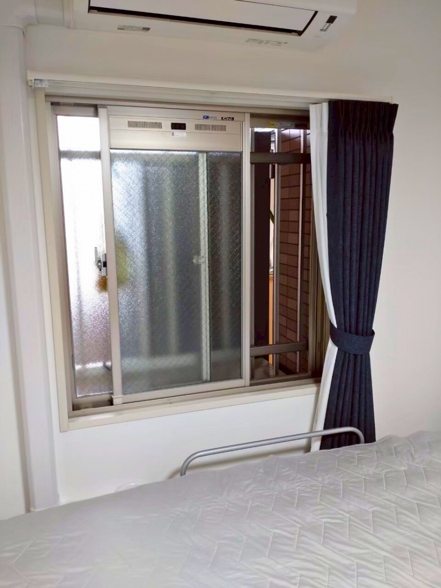 さぬきトーヨー住器の【高松市】マンションにLIXIL の内窓インプラス（プレシャスホワイトP）引き違いを全窓施工の施工前の写真1