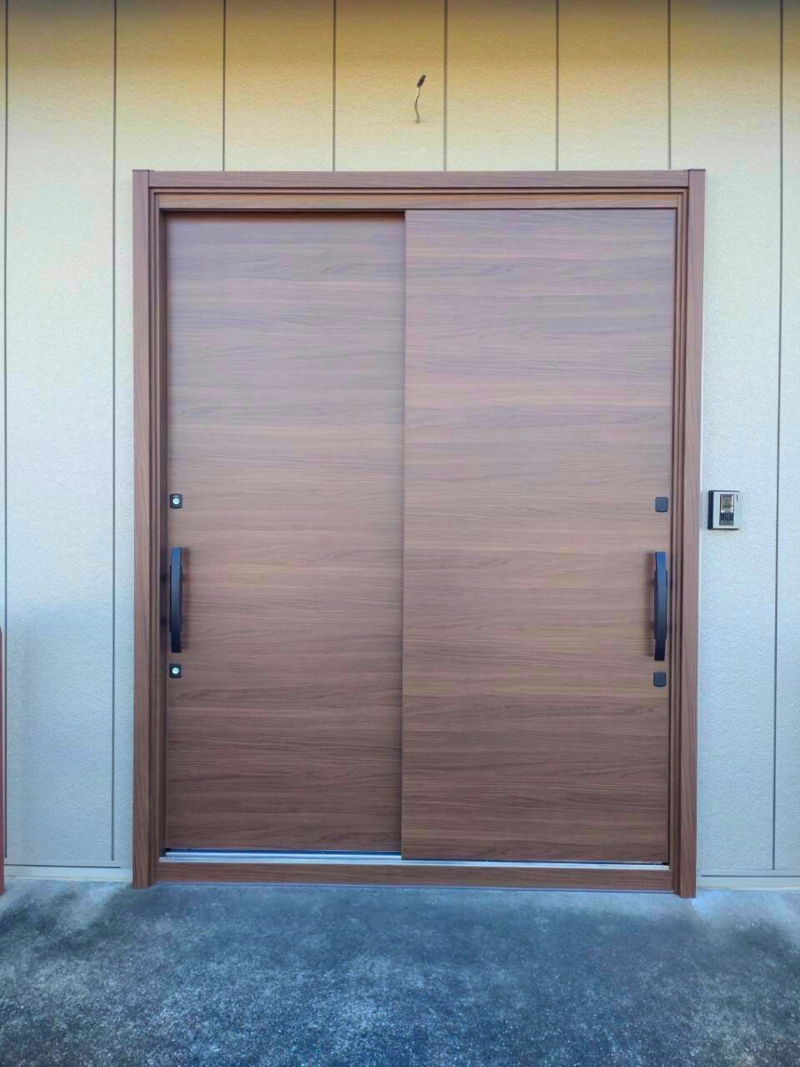 さぬきトーヨー住器の【高松市】外からの視線をカット!断熱・防音性もアップしたリシェント玄関引戸リフォームの施工後の写真1