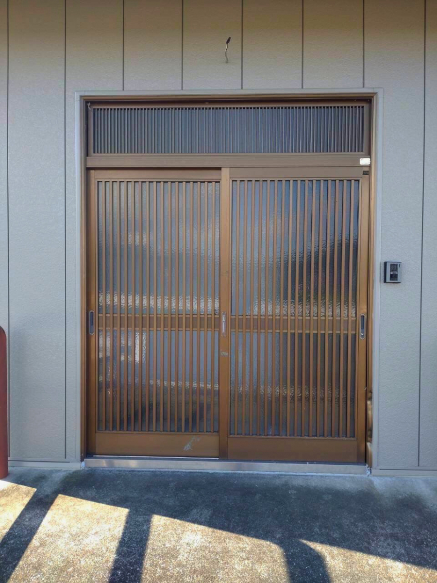 さぬきトーヨー住器の【高松市】外からの視線をカット!断熱・防音性もアップしたリシェント玄関引戸リフォームの施工前の写真1