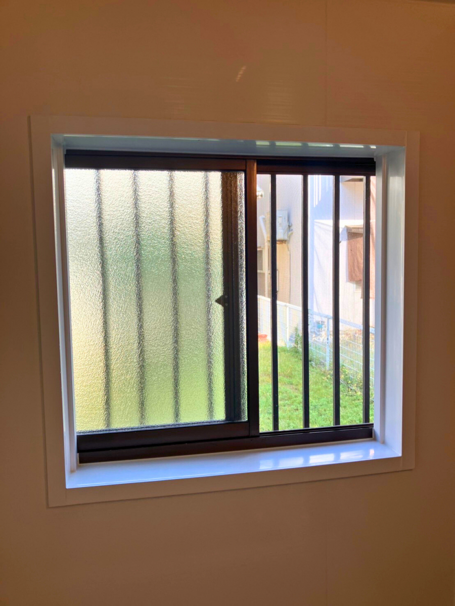 さぬきトーヨー住器の【さぬき市】和室と浴室に内窓インプラスを設置。冬の寒さと結露を軽減の施工前の写真1