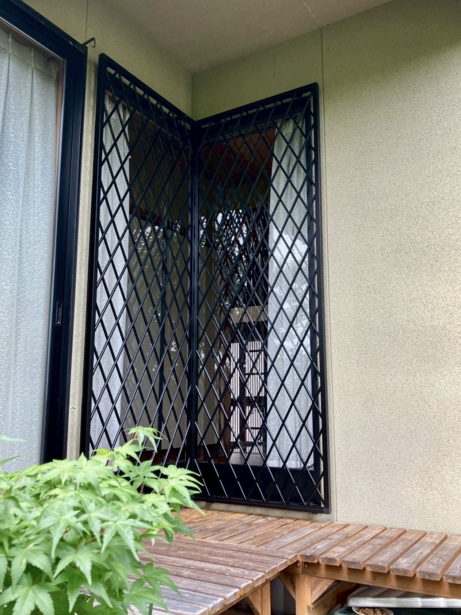 さぬきトーヨー住器の綾川町|FIX窓にアルミ面格子を取付けて防犯・台風対策も安心にの施工後の写真1