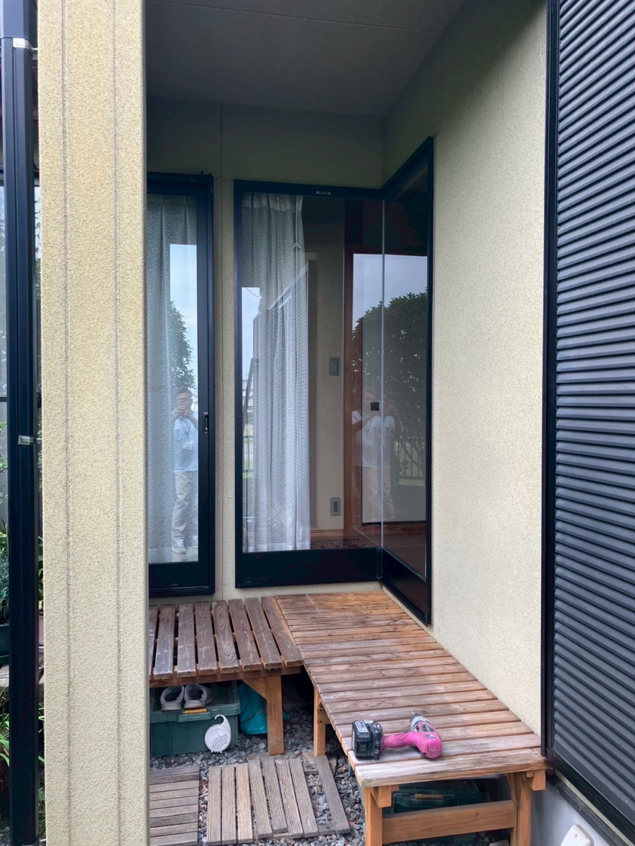 さぬきトーヨー住器の綾川町|FIX窓にアルミ面格子を取付けて防犯・台風対策も安心にの施工前の写真1