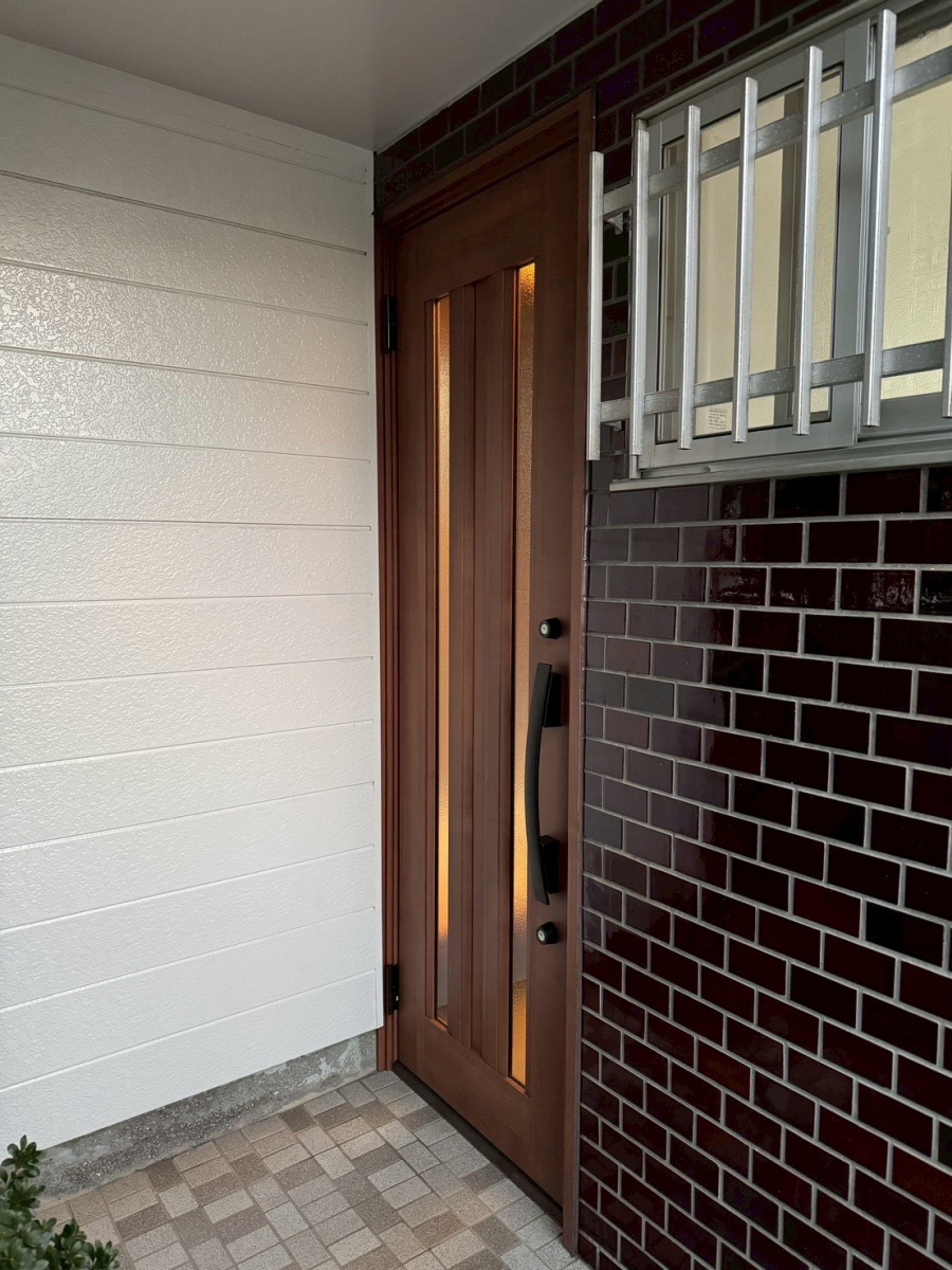 さぬきトーヨー住器の【高松町】リシェント玄関ドアで防犯性とデザイン性を両立の施工後の写真1