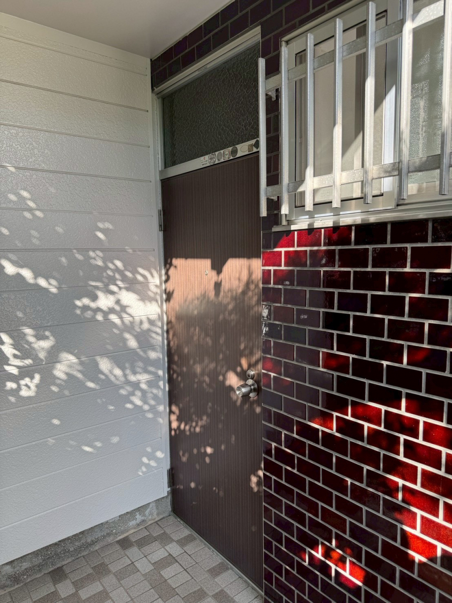 さぬきトーヨー住器の【高松町】リシェント玄関ドアで防犯性とデザイン性を両立の施工前の写真1