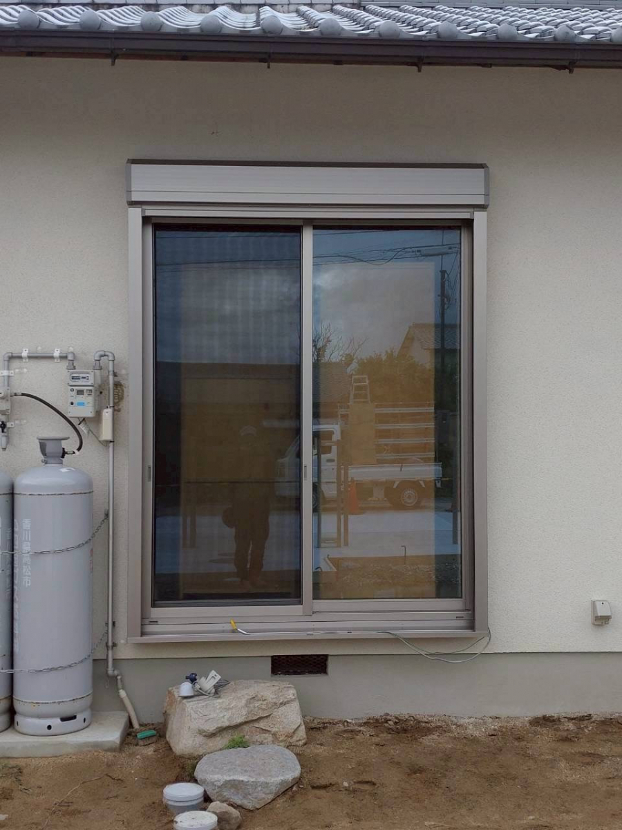 さぬきトーヨー住器の【高松市】LIXIL電動採風シャッターで台風対策と快適さを両立の施工後の写真1