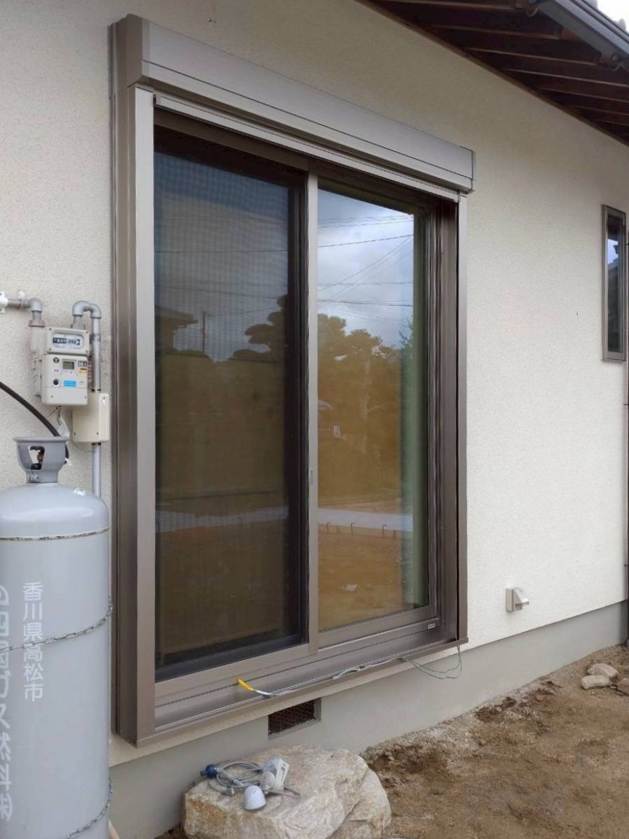 さぬきトーヨー住器の【高松市】LIXIL電動採風シャッターで台風対策と快適さを両立の施工後の写真2